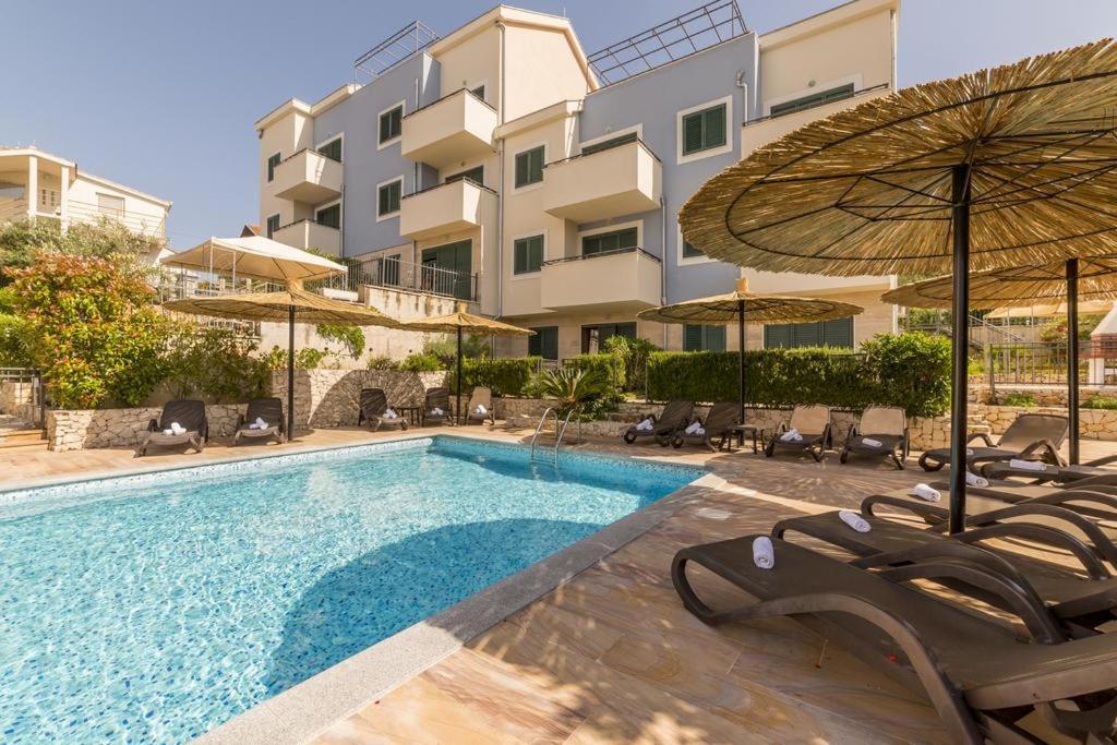 Apartment Livia Слатине Екстер'єр фото