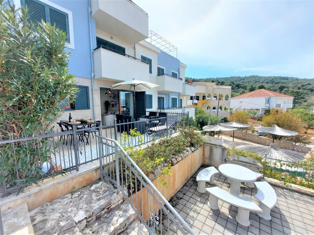 Apartment Livia Слатине Екстер'єр фото