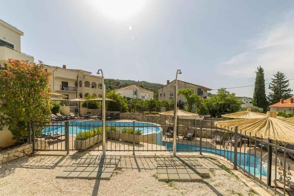 Apartment Livia Слатине Екстер'єр фото