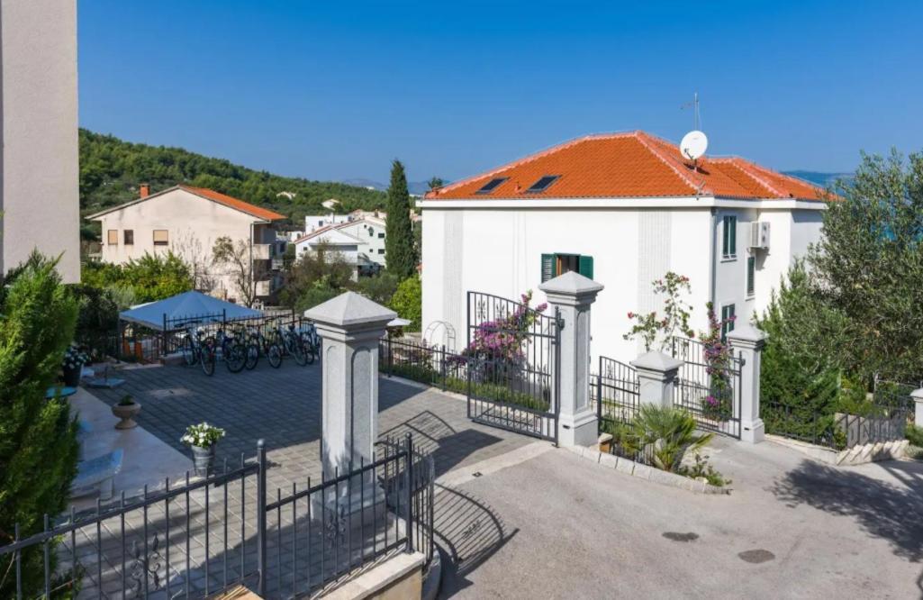 Apartment Livia Слатине Екстер'єр фото